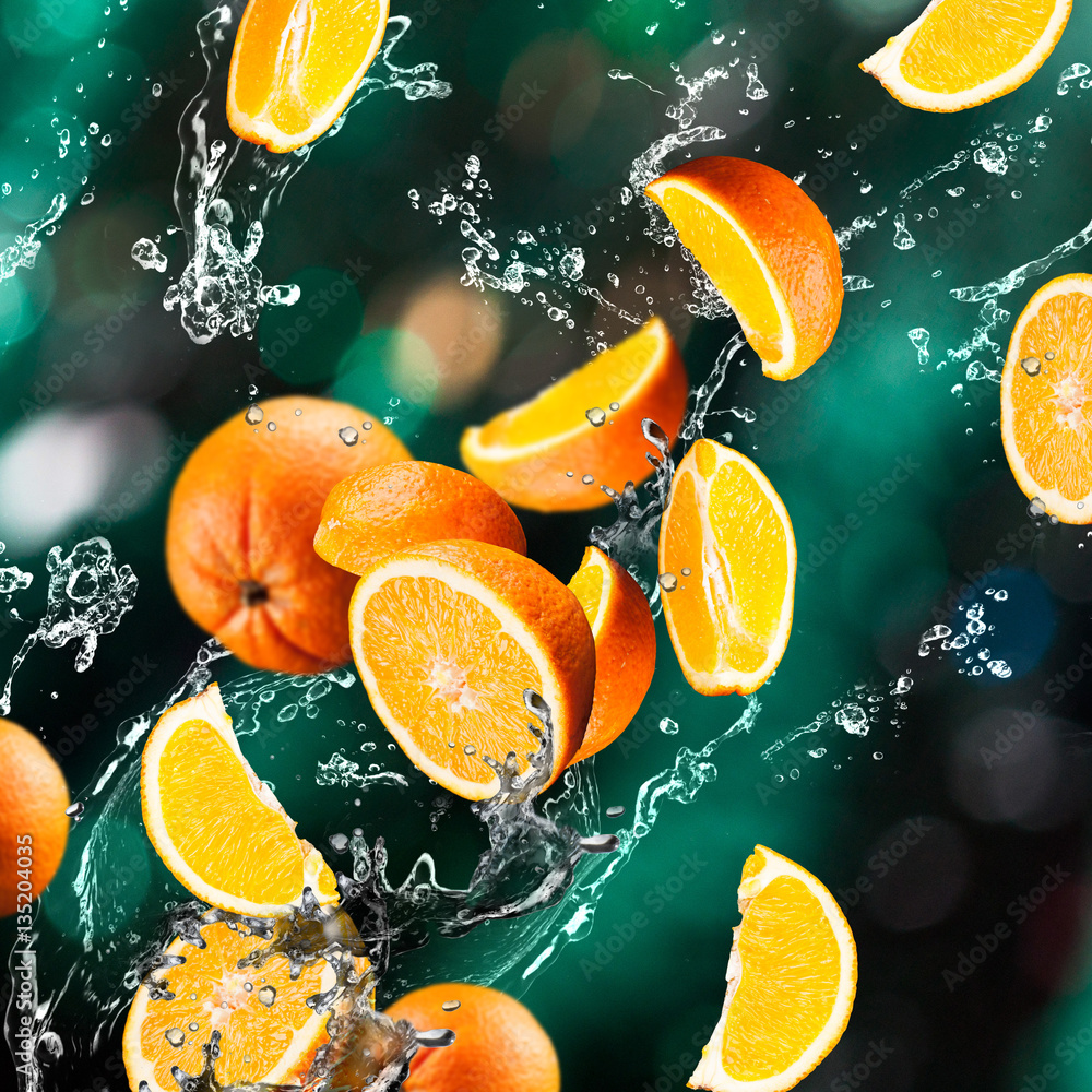 Fototapeta Pomarańczowe owoce i plusk wody