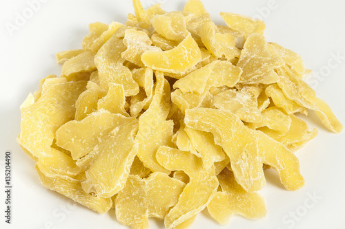 Photos dehydrated ginger slice on white background