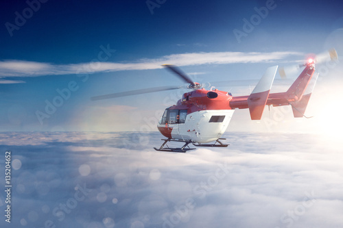 Naklejka na ścianę Helikopter nad chmurami