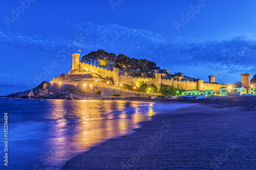 Foto night view in Tossa de Mar fortress. Spain...
