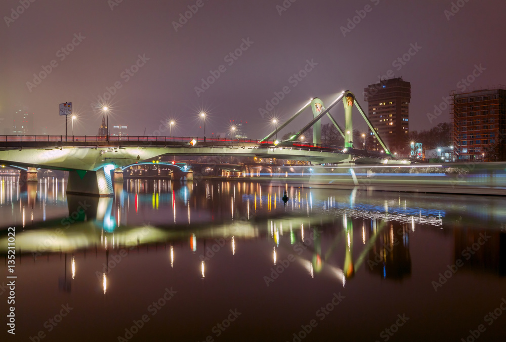 Obraz premium Frankfurt am Main. Road bridge Flesserbryukke.