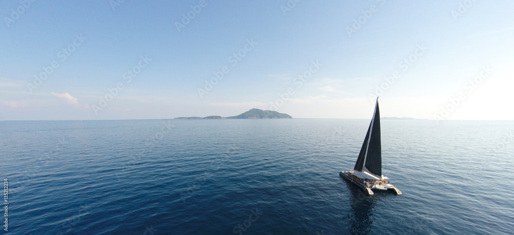Obraz premium Niesamowity widok na żeglarstwo jachtowe w otwartym morzu w wietrzny dzień. Widok drona - kąt oka ptaków. - Zwiększenie przetwarzania kolorów.