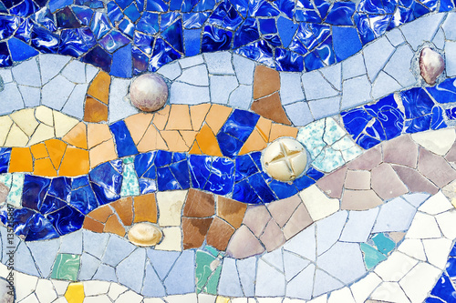 Leinwand Poster Nahaufnahme des Mosaiks der farbigen Keramikfliese durch Antoni Gaudi an seinem