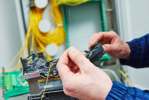Konstfotografi fiber optic cable splice machine in work
