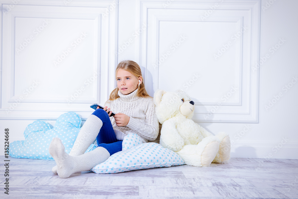 child with smartphone child with smartphone