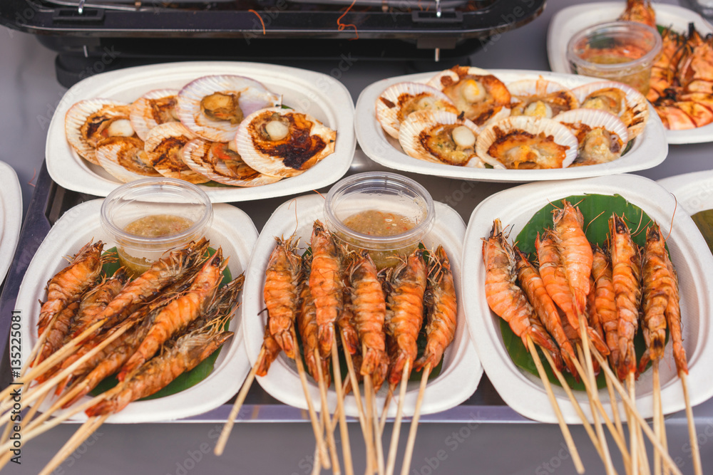 bbq king prawns and scallops at a buffet table, seafood barbecue Stock ...