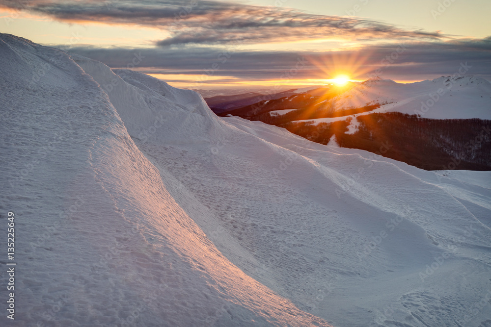 Obraz premium Bieszczady mountains in winter, beautiful sunrise