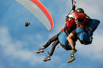 Fotobehang Luchtsport Tandem paragliders boven blauwe horizon  © pavel1964