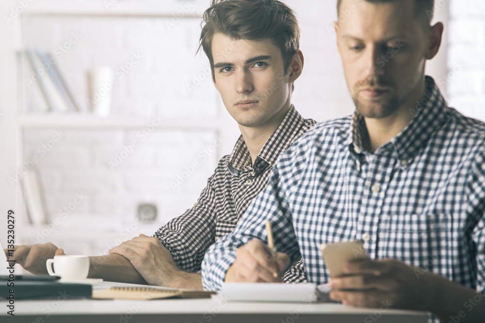 Obraz premium Handsome businessmen using cellphone