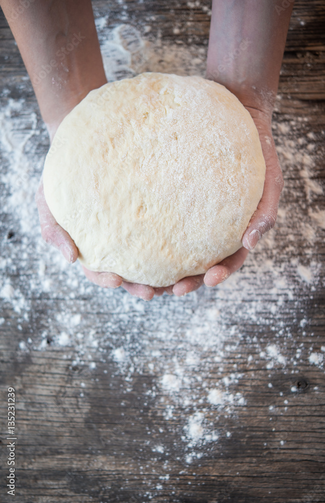 Obraz premium Hands holding a finished clean dough