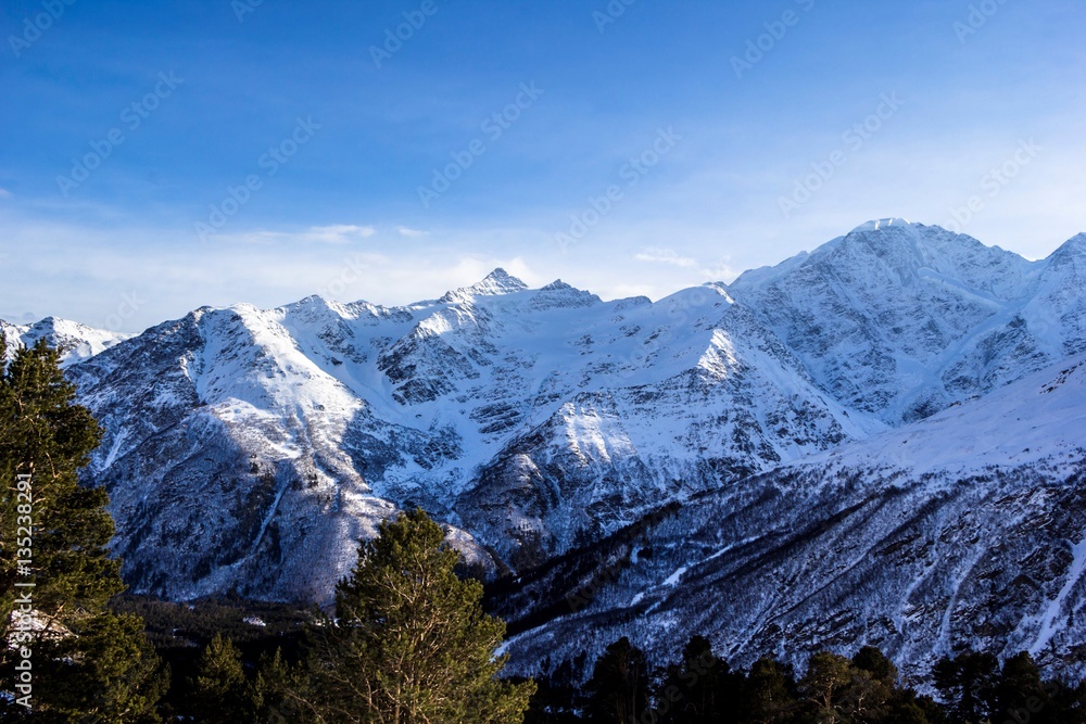 красивый вид на снежные вершины, горное ущелье, высокие склоны, зимний пейзаж, природа Северного Кавказа, заповедник