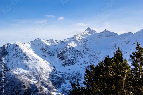 красивый вид на снежные горы, заповедный лес, зимний пейзаж, природа Северного Кавказа © Ivan_Gatsenko