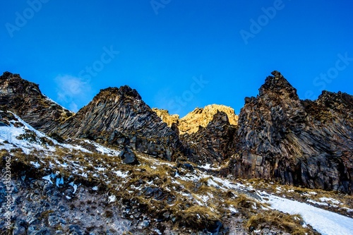 высокие скалы, горное ущелье, природа Северного Кавказа