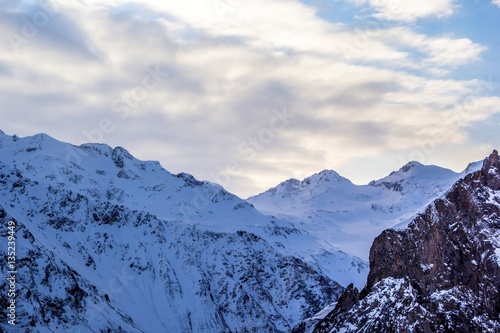 Fototapeta Naklejka Na Ścianę i Meble -  красивый вид, горы Северного Кавказа, облачное небо, снежные вершины, зимний пейзаж