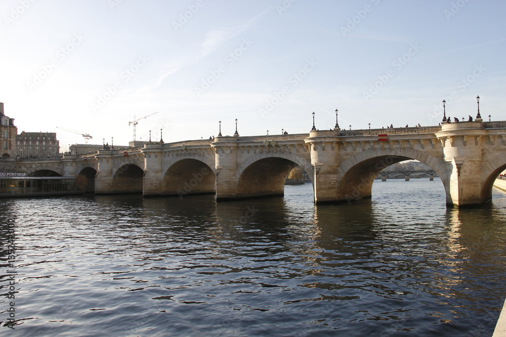 Pont Neuf sur la Seine à Paris