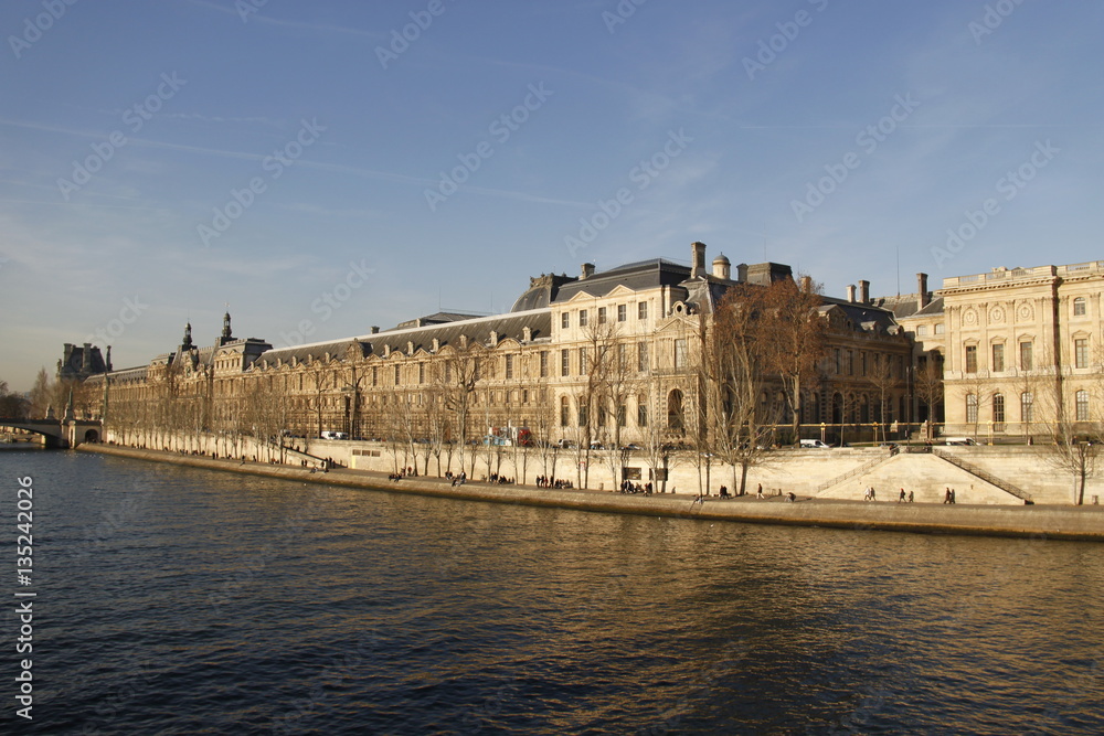 Quai de Seine et le Louvre à Paris