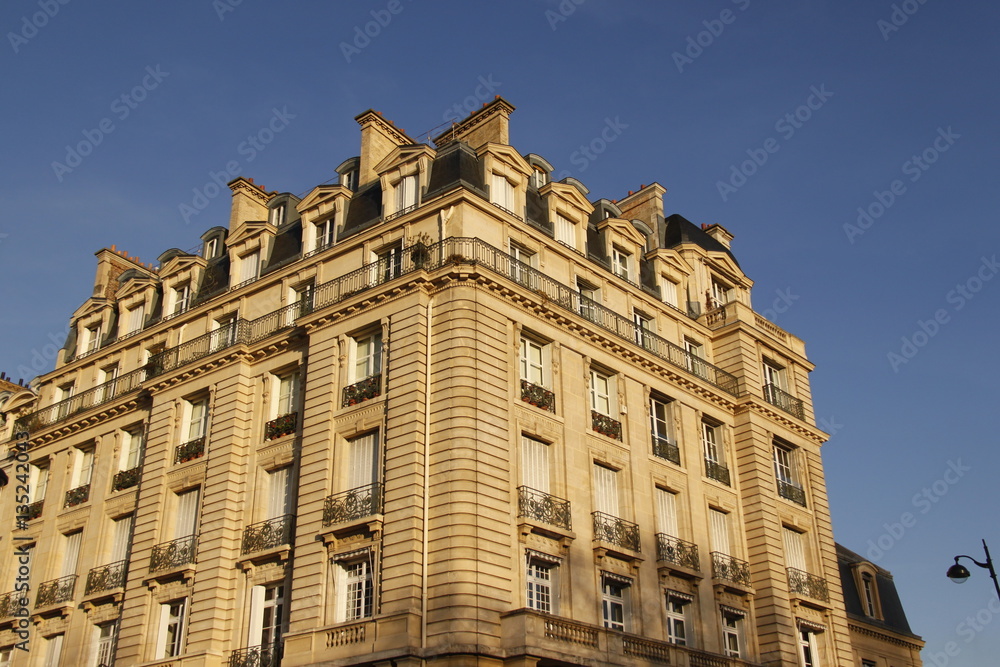 Immeuble ancien au coucher de soleil à Paris