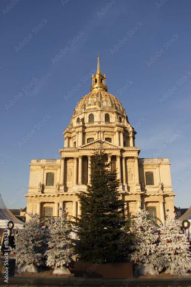 Sapin de Noel devant les Invalides à Paris