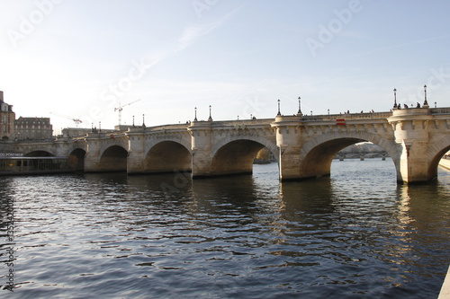 Pont Neuf sur la Seine à Paris © Atlantis