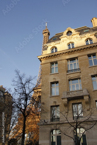 Immeuble et la Tour Eiffel à Paris