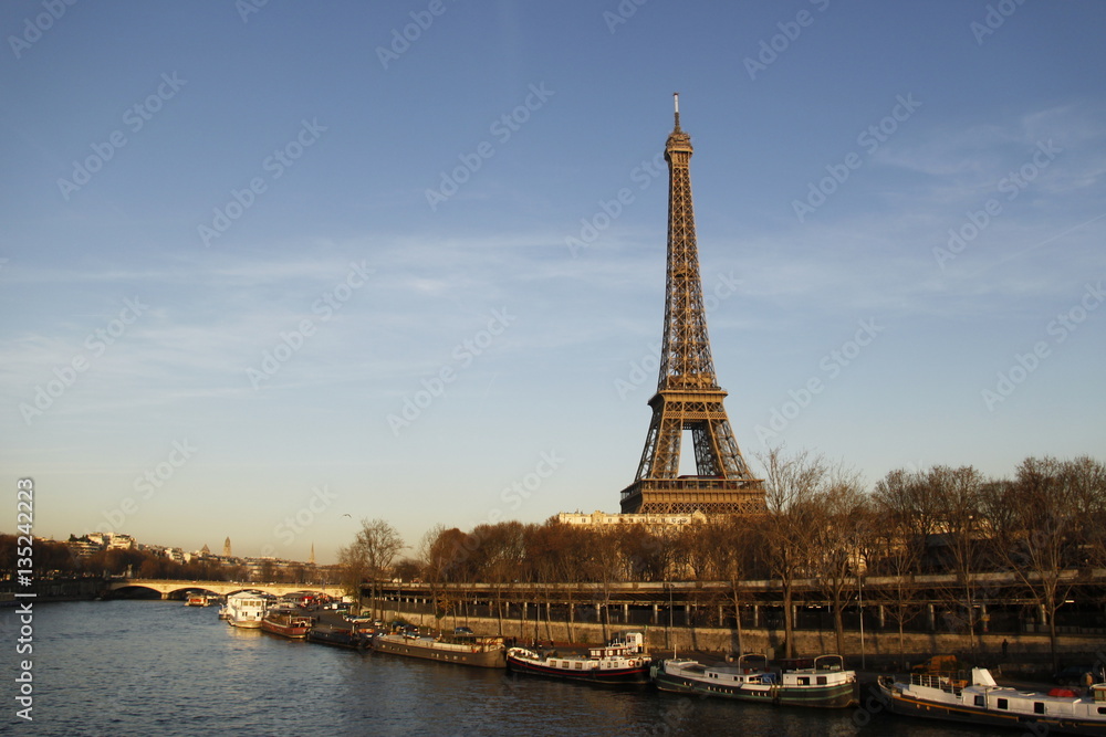 Naklejka premium Tour Eiffel et la Seine en hiver à Paris