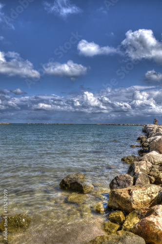 Scorcio di mare limpido e scogliera