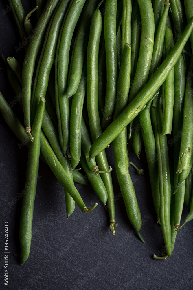Obraz premium Green beans on slate