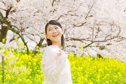 女性　桜　菜の花