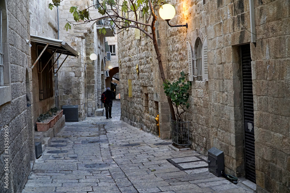 Obraz premium Narrow, dark lanes of the Jewish Quarter of the Old City of Jerusalem