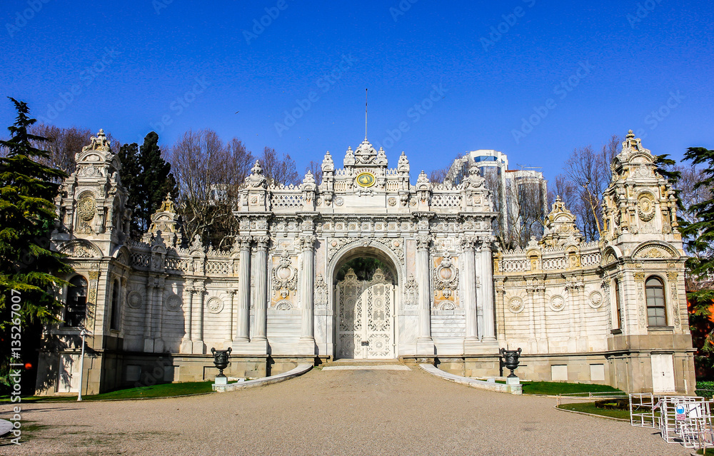 Fototapeta premium Dolmabahce Palace Gate. Istanbul, Turkey