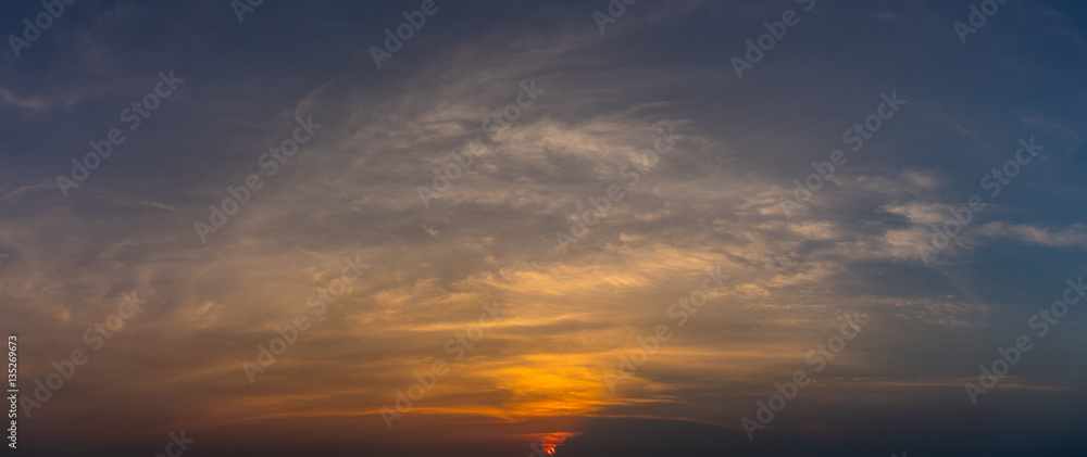 Fototapeta premium Panoramiczny widok nieba słońca z chmurami