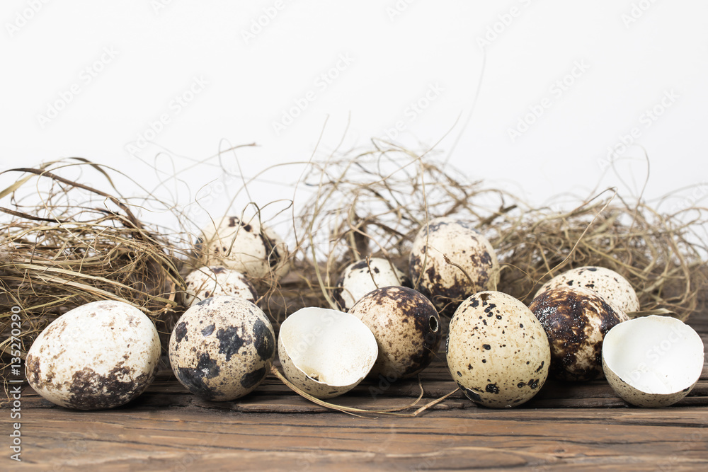 Obraz premium Quail eggs border background. Spring and Easter concept.