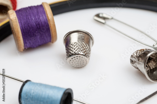 Obraz na płótnie Close-up shot of items for sewing on a white background w salonie