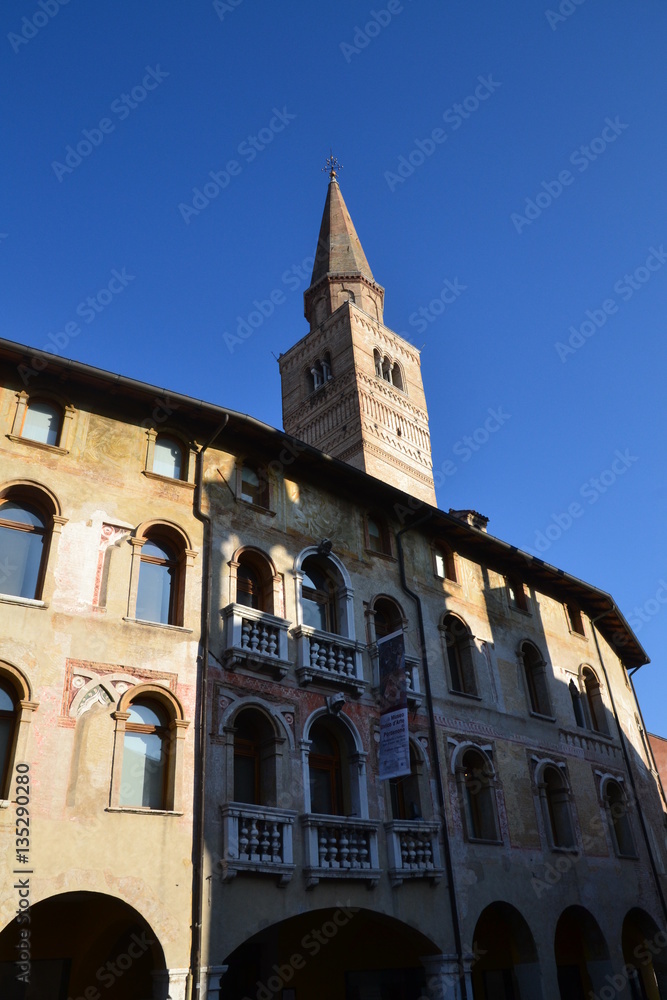 Pordenone - Palazzo Ricchieri e campanile del duomo di San Marco