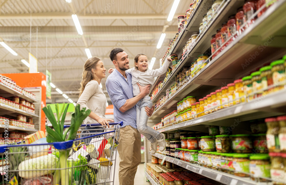 Φωτογραφία family with food in shopping cart at grocery store