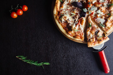 Fototapete Pizzeria Italienische Meeresfrüchtepizza auf Holzbrett  © maxfotoadobe