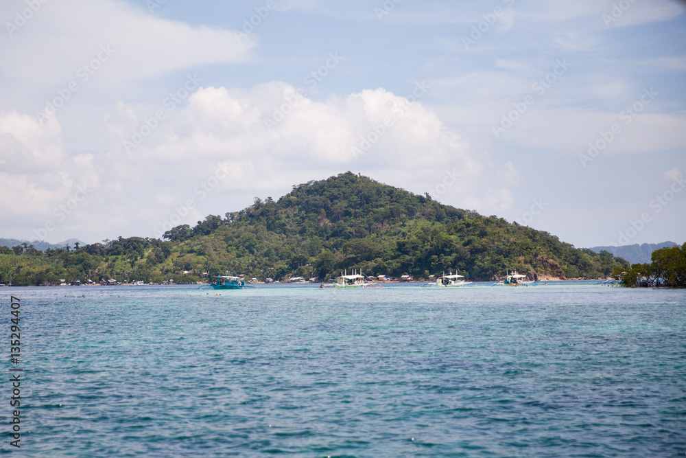 лодки с туристами и остров вдалеке