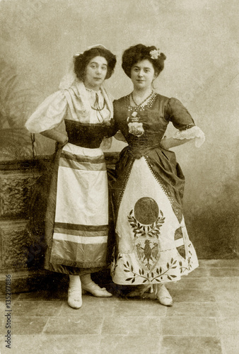 FOTO ANTICA CON RAGAZZE IN COSTUME FOLKLORISTICO  photo