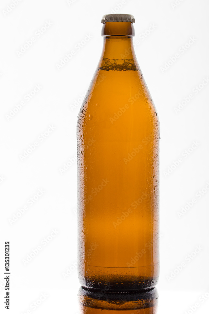 Bierflasche ohne Etikett freigestellt im durchlicht Bierflasche ohne Etikett freigestellt im durchlicht