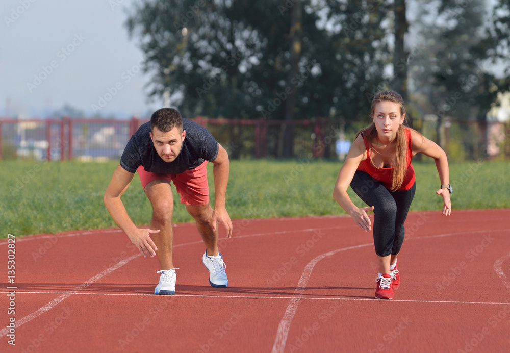Obraz premium Young sport couple in starting position