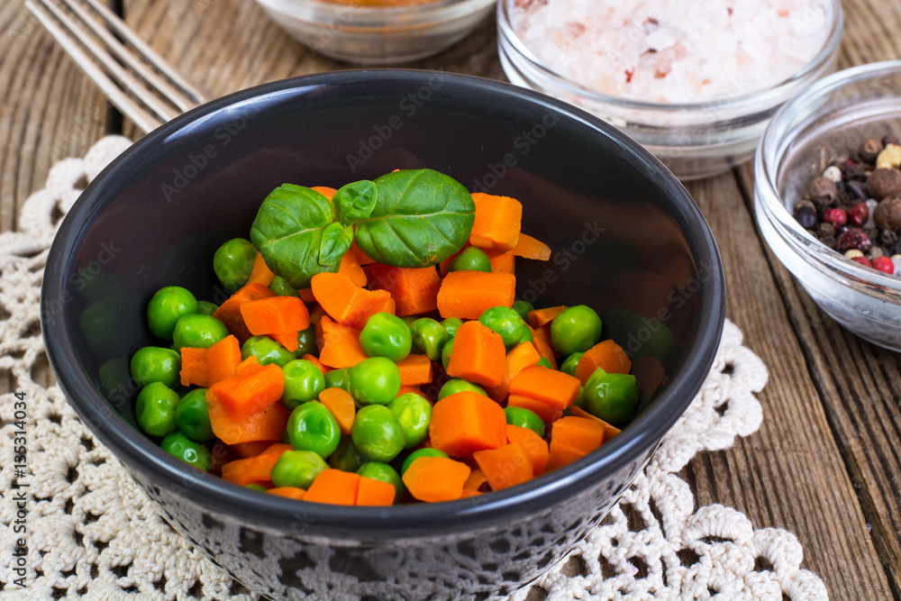 Mix boiled vegetables in a salad bowl Mix boiled vegetables in a salad bowl
