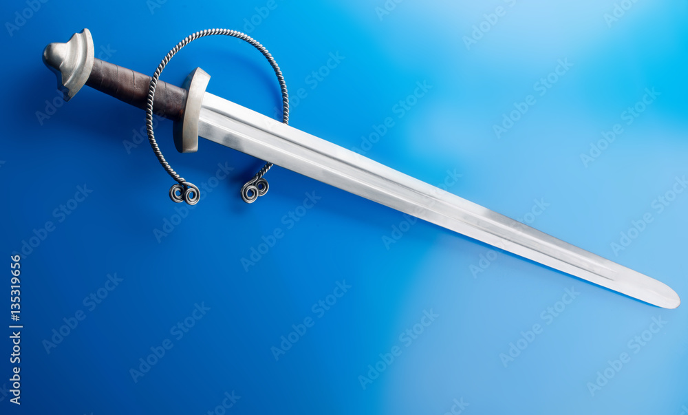 Wikinger Schwert mit Halsreif auf blauem Untergrund Wikinger Schwert mit Halsreif auf blauem Untergrund