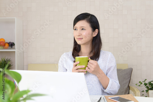 コーヒーを飲み寛ぐ女性