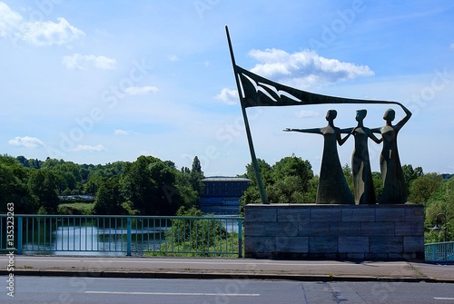 Mülheim an der Ruhr Schloßbrücke mit Blick auf die drei Grazien und das Wasserkraftwerk photo