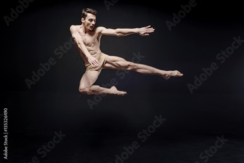 Fotografi Masterful ballet dancer showing her abilities in the air