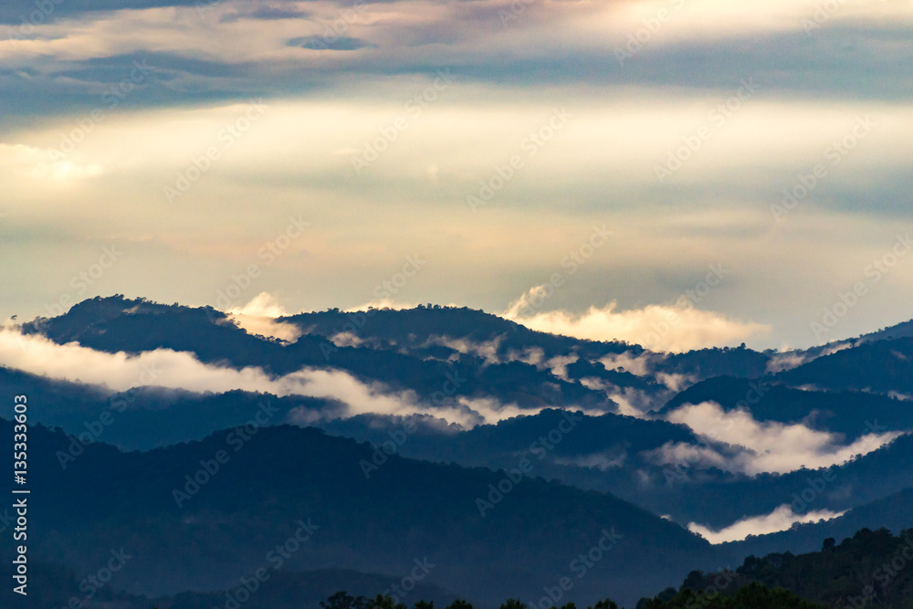 Obraz premium Mountain nature of misty clouds fast movement