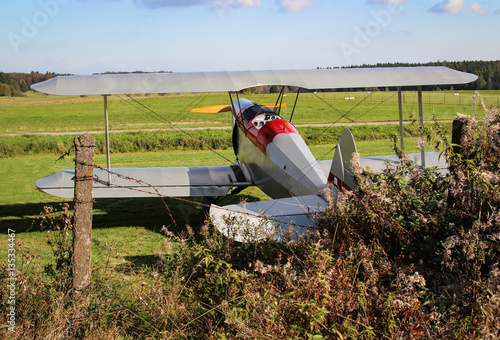 Alter Doppeldecker auf dem Flugfeld photo