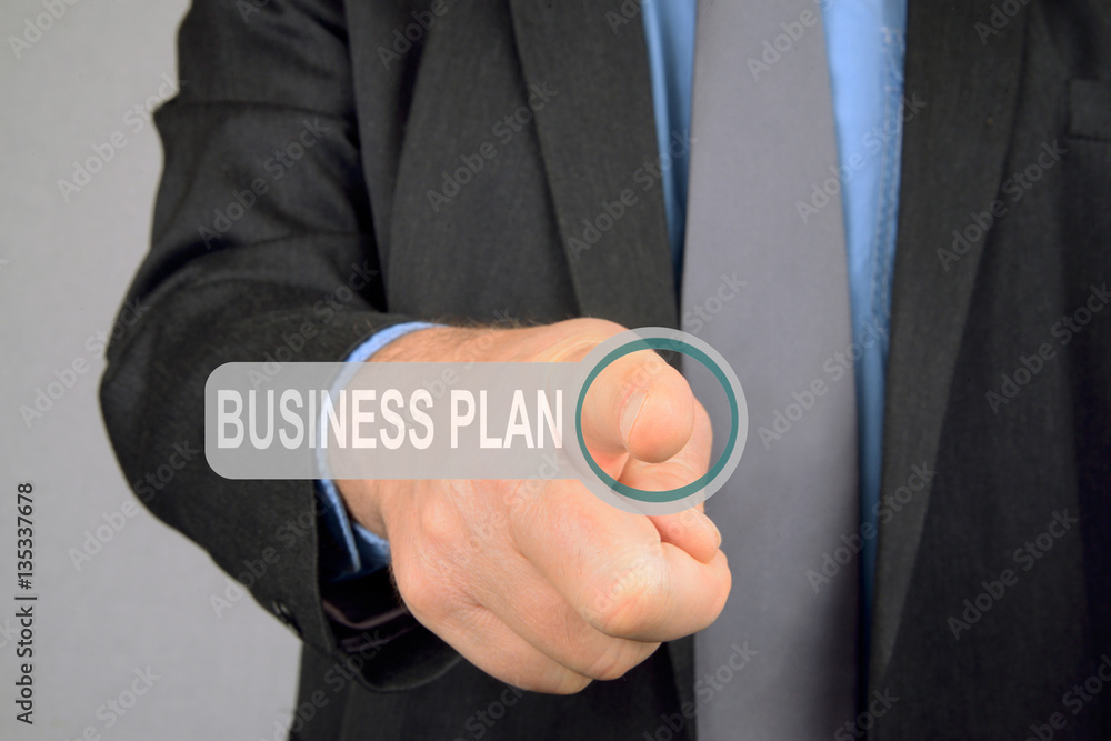 Homme appuyant sur le bouton business plan Homme appuyant sur le bouton business plan