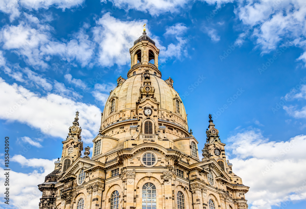 Historisch wiederaufgebaute Frauenkirche am Neumarkt in der Altstadt von Dresden