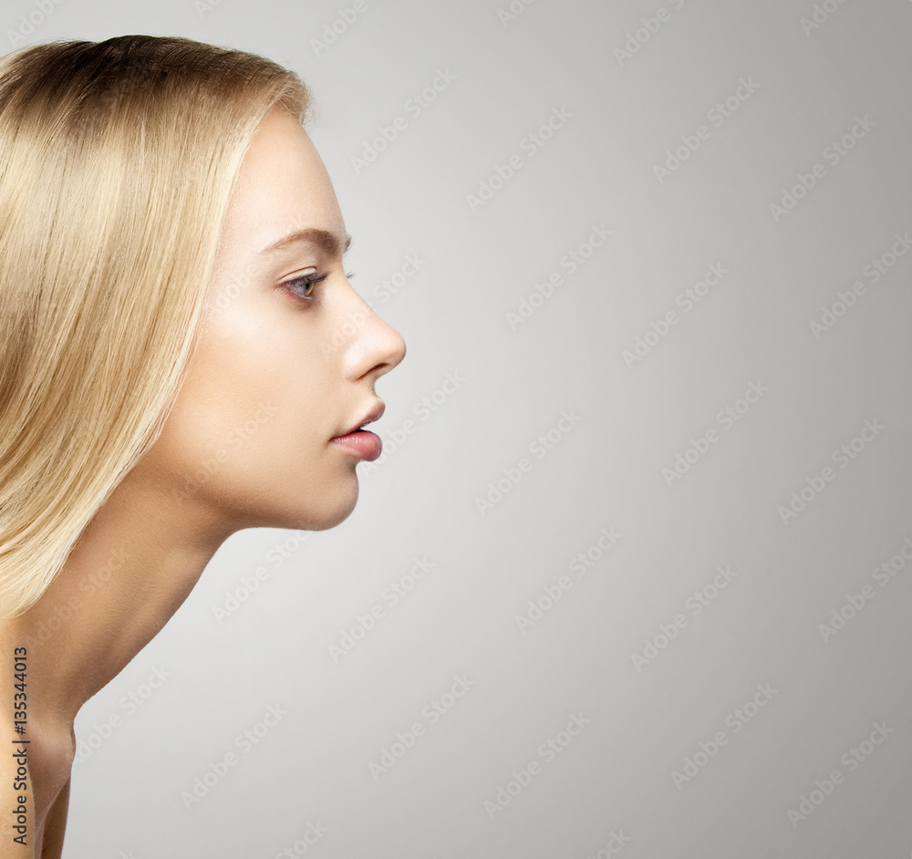 Naklejka premium Young woman portrait
